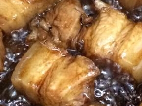 翻炒均匀，让每块肉都沾上颜色