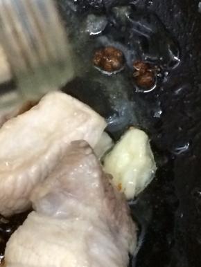 然后倒入料酒，翻炒片刻