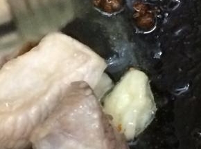 然后倒入料酒，翻炒片刻