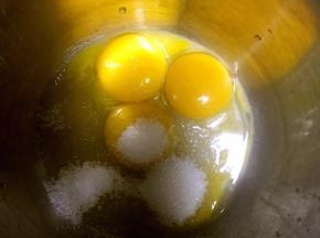 1.准备所需材料后，将蛋黄与蛋清分离，制作只需要蛋黄！蛋黄！蛋黄！