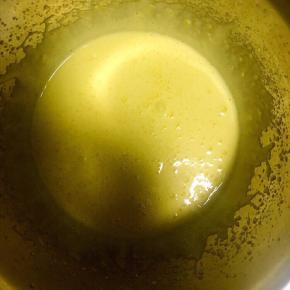 2.将蛋黄中加入几滴柠檬汁白醋，并加入15克白糖，用打蛋器搅拌均匀并打至蛋黄发白即可！