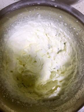 5.蛋黄液离火自然降温，此过程用来打发淡奶油。讲300克淡奶油倒入无油无水的容器中，加入剩下的20克白砂糖，用电动打蛋器打发至九分！