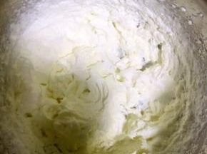 5.蛋黄液离火自然降温，此过程用来打发淡奶油。讲300克淡奶油倒入无油无水的容器中，加入剩下的20克白砂糖，用电动打蛋器打发至九分！