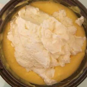 6.将打发好的淡奶油倒入晾凉的蛋黄液中并搅拌均匀！快速切拌！倒入容器中，入冰箱冷冻3小时左右即可！