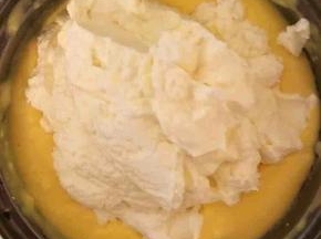 6.将打发好的淡奶油倒入晾凉的蛋黄液中并搅拌均匀！快速切拌！倒入容器中，入冰箱冷冻3小时左右即可！