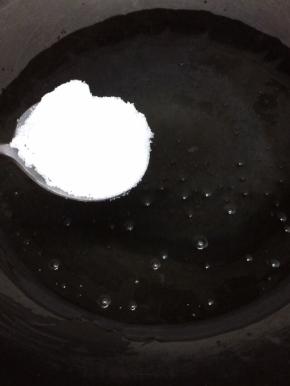 炒锅里倒入适量的油烧热，然后加入白糖