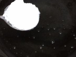 炒锅里倒入适量的油烧热，然后加入白糖