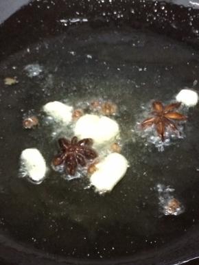 然后加入调料炒出香味