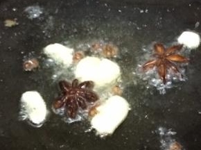 然后加入调料炒出香味