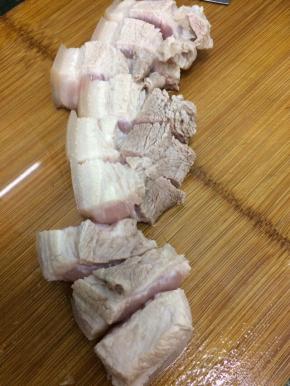 焯好的五花肉切成大一点的块