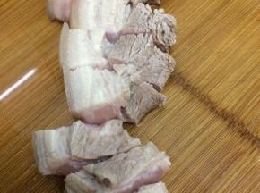 焯好的五花肉切成大一点的块