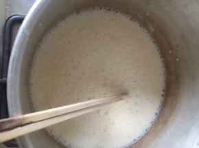 小火融化糖，关火，温度不要太高时放入菌粉，我基本一关火试下温度就加菌粉了，搅拌均匀