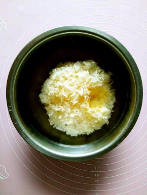 银耳用清水浸泡大约20分钟