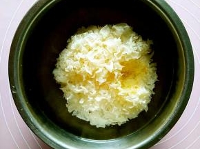 银耳用清水浸泡大约20分钟