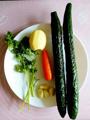 把其余的主料清洗干净备用。