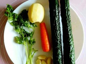 把其余的主料清洗干净备用。