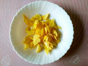 待土豆片呈金黄色的时候捞出装盘备用。