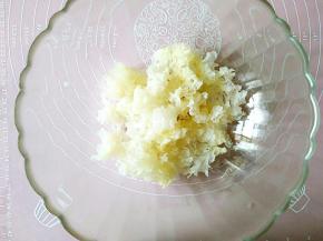 把泡好的银耳攥干水分撕成小朵装在大的容器里面。