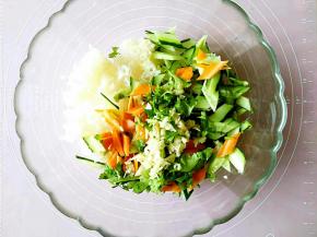 接着倒入所有切好的主料。