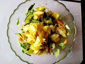 搅拌均匀，最后加入炸好的土豆片儿，再次搅拌均匀。