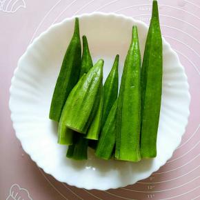 先把秋葵洗干净。