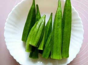 先把秋葵洗干净。