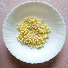 把秋葵籽全部取出备用。