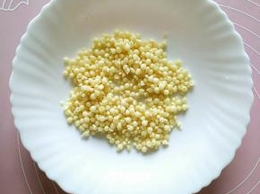 把秋葵籽全部取出备用。