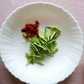 取几块秋葵切成菱形块儿，再准备好枸杞备用。