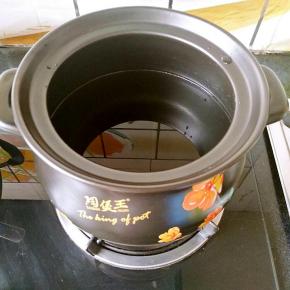 砂锅中倒入清水烧开。