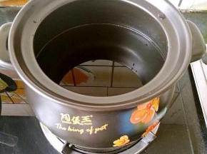 砂锅中倒入清水烧开。