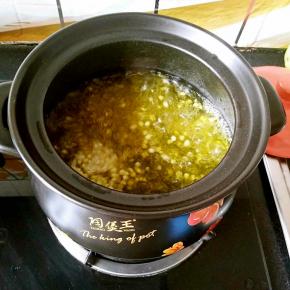 放入秋葵籽，煮开。