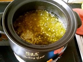 放入秋葵籽，煮开。