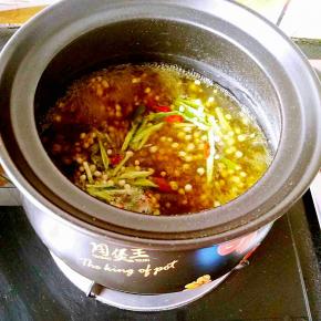 秋葵籽煮大约三分钟左右就倒入秋葵片和枸杞，再继续煮三分钟左右。因为秋葵籽本身就有黏性，所以根本就不需要淀粉了，这个时候汤已经是非常粘稠的状态了，打入一个鸡蛋清（忘记拍照了），搅散之后鸡蛋清会自然成片。再加入少许盐就OK了。