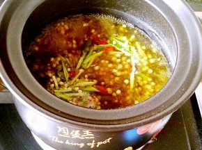 秋葵籽煮大约三分钟左右就倒入秋葵片和枸杞，再继续煮三分钟左右。因为秋葵籽本身就有黏性，所以根本就不需要淀粉了，这个时候汤已经是非常粘稠的状态了，打入一个鸡蛋清（忘记拍照了），搅散之后鸡蛋清会自然成片。再加入少许盐就OK了。