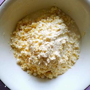 先把玉米用擦菜板擦成玉米浆。