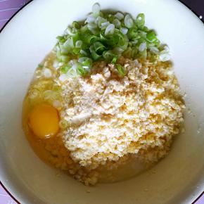 加适量葱花，打入一个鸡蛋。