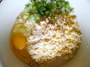 加适量葱花，打入一个鸡蛋。