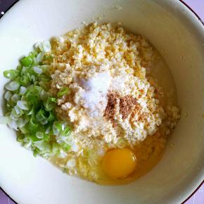 加入盐，味精，五香粉和一点点小苏打。