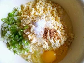 加入盐，味精，五香粉和一点点小苏打。