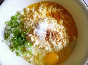 再加入适量的植物油。