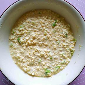 搅拌均匀，这一步如果你觉得有些干可以加点清水。