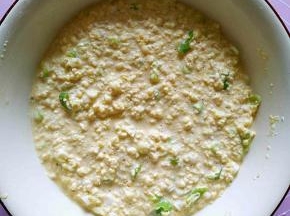 搅拌均匀，这一步如果你觉得有些干可以加点清水。