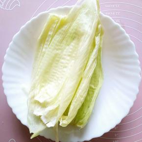 挑选几张玉米嫩叶清洗干净。