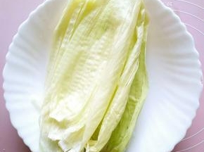 挑选几张玉米嫩叶清洗干净。