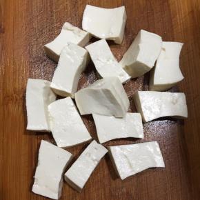 豆腐洗净沥干水分切小块。