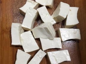 豆腐洗净沥干水分切小块。