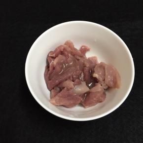 前腿肉切薄片，放入碗中加入少许玉米油用手抓匀备用。