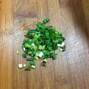 香葱切碎。
