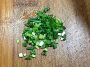 香葱切碎。